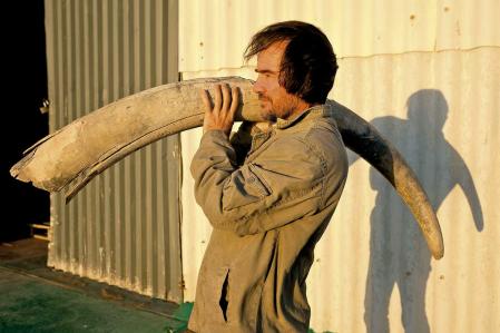 El arqueólogo Dieter Noli con un colmillo de elefante del Bom Jesus, septiembre de 2008.