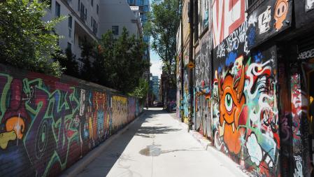Calle con grafitis en Toronto.