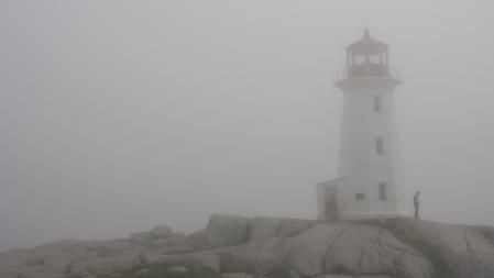 Faro de Peggy's Cove entre la niebla.