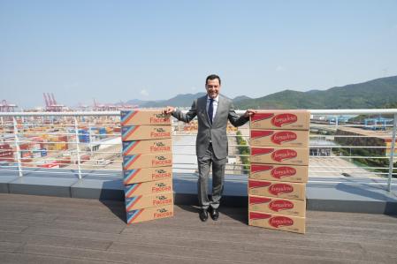 Moreno Bonilla se fotografía con productos andaluces en China, donde esta semana ha hecho un viaje institucional