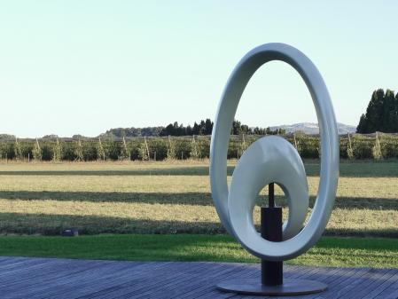 Los 'Moebius' del escultor Josep Canals en el Molí del Mig de Torroella de Montgrí.