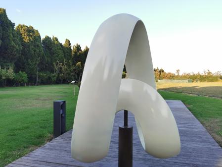 Los 'Moebius' del escultor Josep Canals en el Molí del Mig de Torroella de Montgrí.