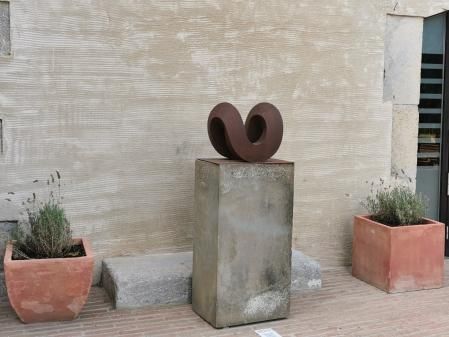 Los 'Moebius' del escultor Josep Canals en el Molí del Mig de Torroella de Montgrí.