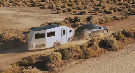 La aerodinámica caravana eléctrica pensada para generar el mínimo consumo.