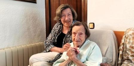 Angelina Torres Vallbona i la seva filla Mercè, a casa seva