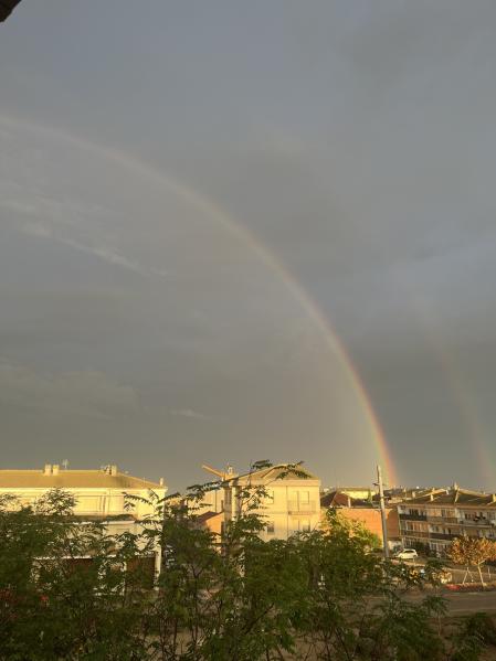 Arco iris doble visto desde el balcón en Guissona.