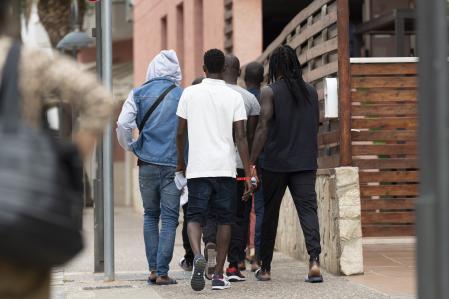 Migrantes recién llegados a Tossa de Mar salieron este miércoles del hotel para hacer unas gestiones.