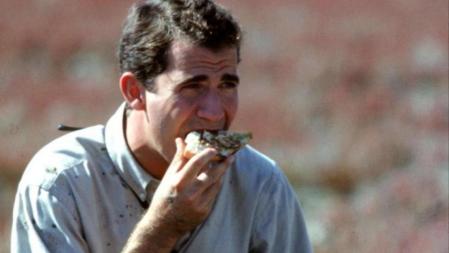 El príncipe Felipe comiendo en el rodaje de 'La España salvaje'