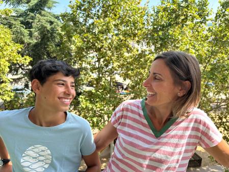 Marta Fabà con su hijo Bernat, de 12 años, que seguirá sin móvil pese a empezar la secundaria