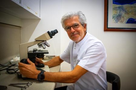 Dermátologo catalán Dr. Ramón Grimalt en su consulta de Terrassa, Barcelona.