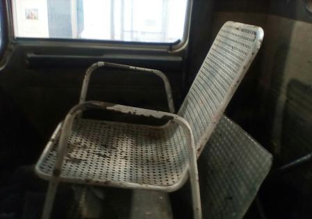 El conductor de un camión pretendía pasar la ITV con una silla de hierro habilitada como asiento en el lugar del copiloto&nbsp;