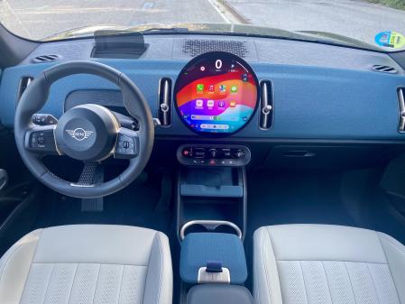 La gran pantalla circular preside un salpicadero que incorpora material textil&nbsp;