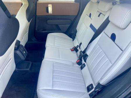 La anchura trasera permite viajar de forma correcta a tres ocupantes, aunque dos irán siempre más cómodos&nbsp;