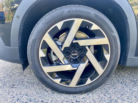 Aspecto y protecciones inferiores de SUV, con neumáticos Hankook 245/45 R19 válidos para todo el año&nbsp;