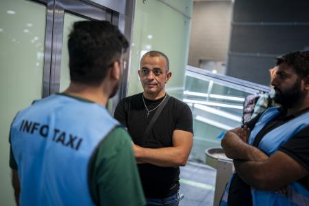 Alberto Álvarez, líder de Élite Taxi, conversa con un par de taxistas desplegados para detectar piratas
