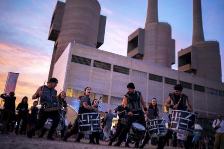 Una de las actuaciones de la inauguración en la playa de las Tres Xemeneiess