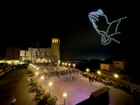 Espectáculo de drones sobre la abadía de Montserrat en el arranque de las celebraciones del milenario del monasterio