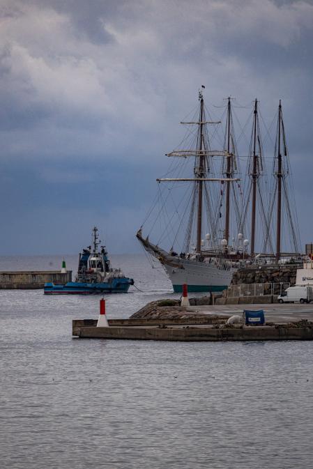 La llegada del buque escuela de la Armada Juan Sebastián de Elcano al puerto de Barcelona.