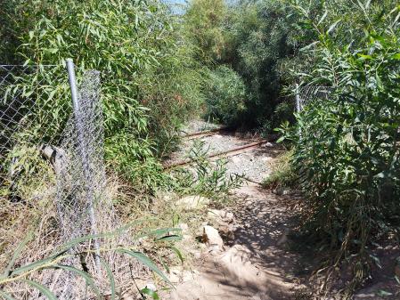El vallado que debía aislar el parque de las viejas vías de tren ha sido quebrado en varios puntos.