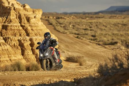 Es conveniente coger el manillar con los codos levantados&nbsp;