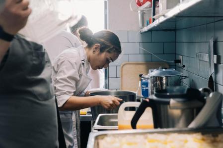 La joven catalana Marta Oti Silvestre, de la Escuela Superior de Hostelería de Barcelona