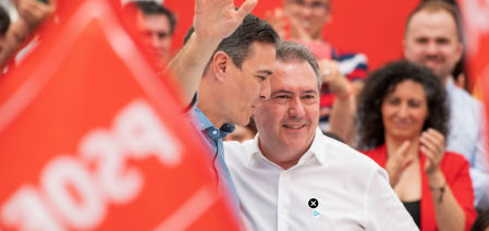 Pedro Sánchez y Juan Espadas en un acto político