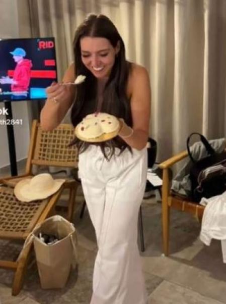 Lindsay comiendo tarta