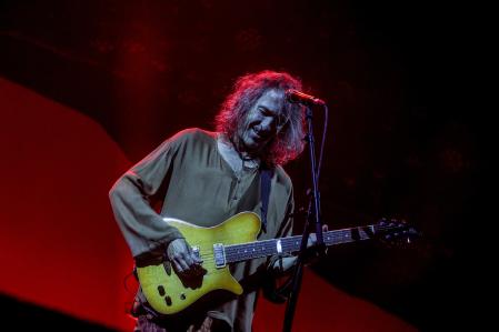 El cantante Roberto Iniesta, 'Robe', durante un concierto en el Auditorio Miguel Ríos, a 25 de mayo de 2024, en Rivas-Vaciamadrid, Madrid (España). Robe Iniesta es compositor, músico, poeta y escritor, conocido por ser el fundador en 1987 y cantante del grupo de rock español Extremoduro. En 2015, Robe publicó su primer trabajo en solitario, titulado ‘Lo que aletea en nuestras cabezas’. En 2023 presentó su último disco hasta la fecha, titulado ‘Se nos lleva el aire’. Su nueva gira, ‘Ni santos ni inocentes’, que comenzó el pasado 11 de mayo, llevará al cantante por toda España hasta noviembre.