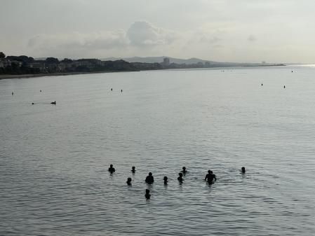 Grupo de personas que se reúnen para charlar dentro del mar.