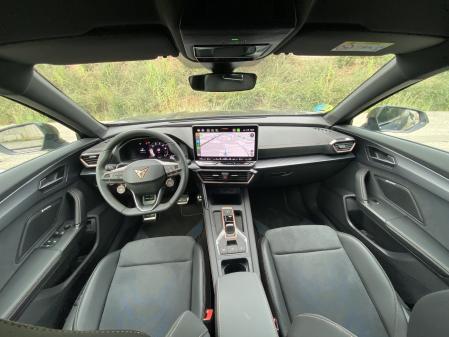 Digitalización en el interior con una gran pantalla táctil de 12,9 pulgadas en el centro del salpicadero 