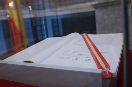 Mesa que se utilizo para la firma de la constitucion de 1812 que se expose junto a ella 
Foto Emilia Gutierrez 
01/12/2020