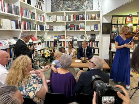 La boda de Laura y Mat en la librería Ramon Llull de València