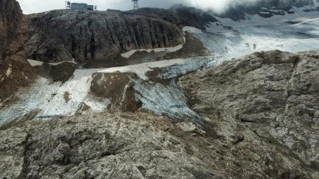 El glaciar de la Marmolada, el mayor del macizo alpino de las Dolomitas, en el norte de Italia, ha perdido en los últimos cinco años 70 hectáreas de superficie