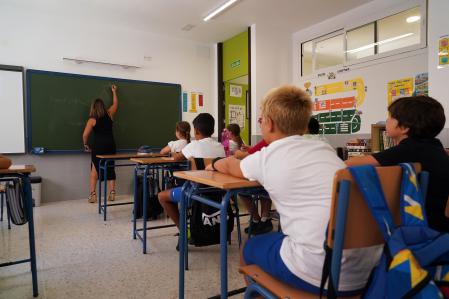 Niños en el aula en su primer día de clase tras la vacaciones de verano, a 10 de septiembre de 2024, en Málaga, Andalucía (España). Hoy arranca el nuevo curso escolar para los alumnos de Infantil, Primaria y Educación Especial en Andalucía. Un total de 717.024 estudiantes retoman sus clases en 2.741 centros educativos repartidos por toda la geografía andaluza. Este regreso marca el inicio del calendario escolar en la región, con miles de familias preparando el retorno a la rutina académica