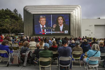 En el cara a cara entre Trump y Harris la inmigración tuvo un papel central. en la imagen, el debate televisivo retransmitido en Berkeley, California&nbsp;