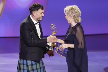 Richard Gadd recibió uno de sus tres premios Emmy por 'Mi reno de peluche' de manos de Jean Smart, que triunfó como actriz de comedia.