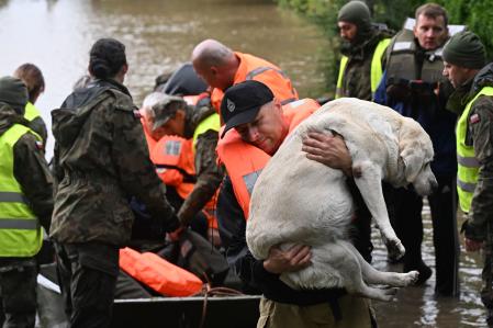 Rescatan a un vecino de Rudawa (Polonia) y su perro.