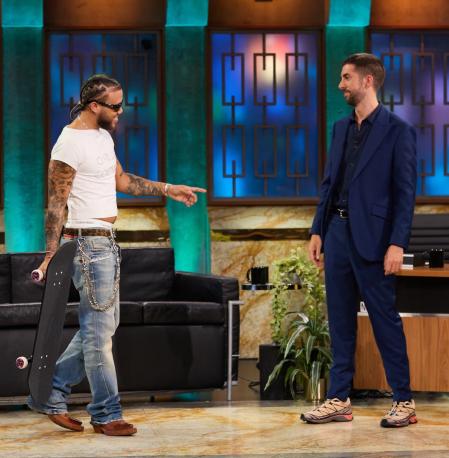 Jhayco inició su participación en 'La Revuelta' agradeciendo la invitación y regalando a Broncano un monopatín personalizado