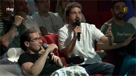 Broncano lanza un pequeño dardo a Pablo Motos desde el escenario de 'La Revuelta'.