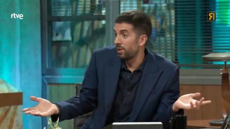 Broncano lanza un pequeño dardo a Pablo Motos desde el escenario de 'La Revuelta'.