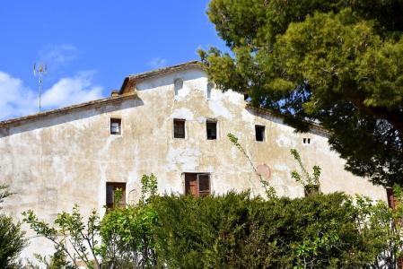 En el pequeño caserío de Ferran, se encuentra la masía de Can Cerdá.