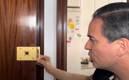 Cerrajero exlicando el funcionamiento de una puerta
