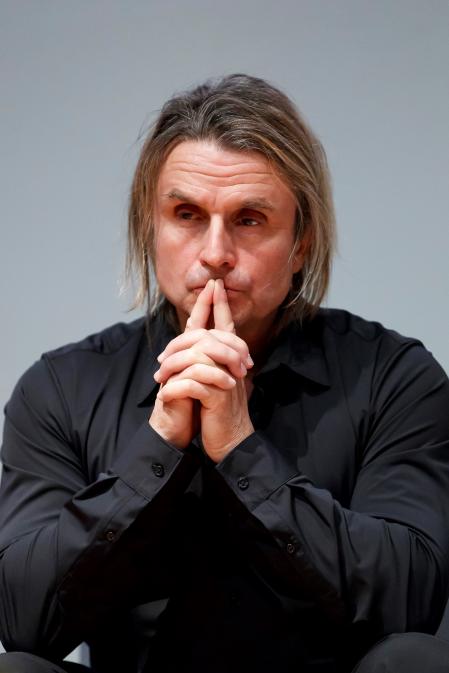 MADRID, 17/09/2024.-Fotografía de archivo del artista y empresario español Nacho Cano el 04/11/2021en Ciudad de México. Nacho Cano ha denunciado por chantaje a Lesley Guadalupe Ochoa, la exbecaria del musical 'Malinche' que a su vez presentó una demanda contra él, y ha aportado como prueba unos supuestos mensajes de WhatsApp que ella envió y en los que exige, entre otras cosas, el pago de 6.000 euros para no acudir a los tribunales. Según el texto de la denuncia, al que ha tenido acceso EFE, Ochoa habría exigido una carta de recomendación para poder trabajar en otro lugar en España, sufragar sus gastos de hospedaje y comida en este país hasta mediados de enero de 2024 y el 