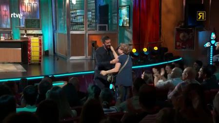 Una señora del público de 'La revuelta' agradece a Broncano haber hecho el programa