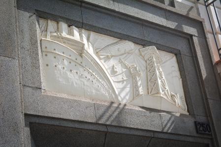 El bajo relieve de la calle Roger de Flor en el que se ve un zepelín