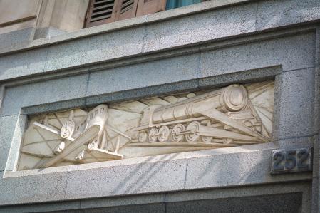 El otro bajo relieve sobre el progreso en la calle Roger de Flor