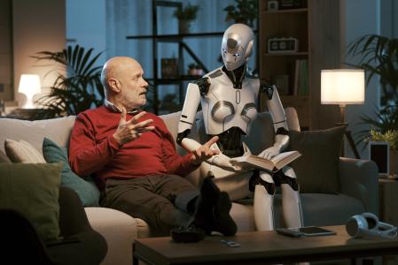 Un hombre y un robot conversando.