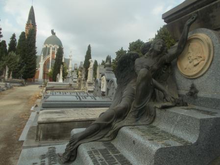 Ángel con rosas en el cementerio de La Almudena.