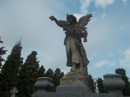 Ángel con rosas en el cementerio de La Almudena.
