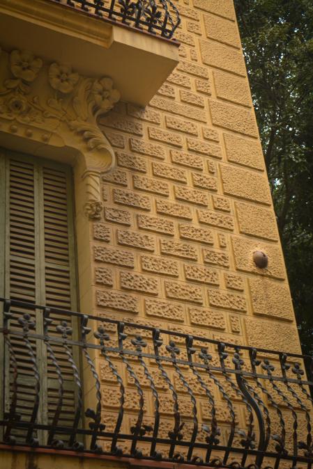 En la derecha de la imagen, parte una bala de cañón incrustada en la fachada